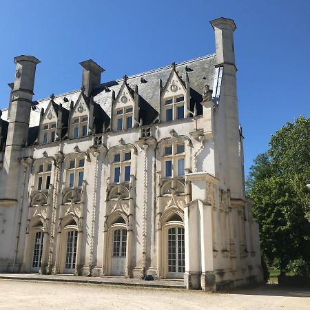 maison avec vue sur le chateau des Hautes Montées Orléans Exterior foto